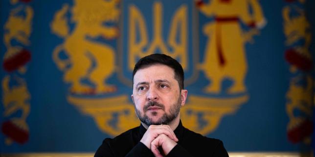ucrania:-despues-de-cuatro-anos-de-guerra,-volodymyr-zelensky-fragilise-mais-pas-delegitime