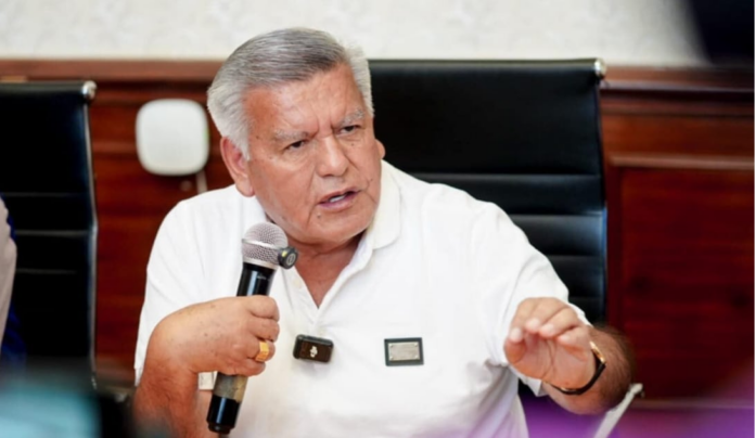 cesar-acuna-responde-a-rafael-lopez-aliaga:-“cuando-alguien-pierde-los-argumentos,-recurre-al-insulto”