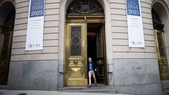 las-acciones-argentinas-se-quedan-atras-mientras-el-crecimiento-de-las-ganancias-se-le-escapa-a-milei