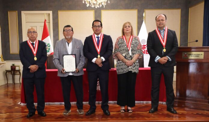 jne-entrega-credencial-a-raul-espiritu-para-que-asuma-el-cargo-de-congresista-en-reemplazo-de-lucinda-vasquez