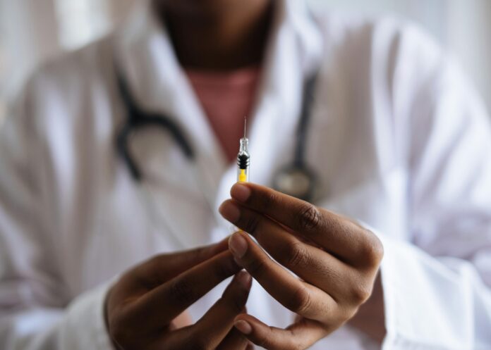 el-gobierno-dice-estar-adquiriendo-dosis-de-vacunas-para-enfrentar-el-brote-de-fiebre-amarilla