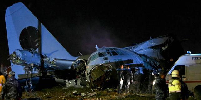 bolivia:-au-moins-15-morts-dans-l’accident-d’un-avion-militaire,-et-des-billets-de-banque-disperses-au-sol
