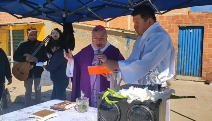 iglesia-celebra-misa-desde-el-lugar-del-accidente-aereo