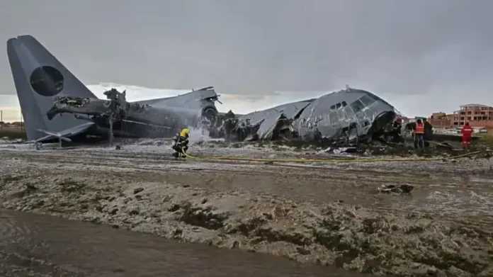 un-avion-militar,-una-carretera-muy-transitada-y-62-millones-de-dolares-llueven-del-cielo-en-bolivia