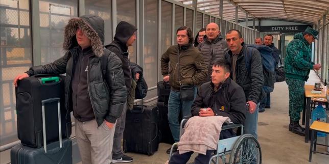 en-direct,-guerre-en-iran:-dos-benditos-despues-de-un-drone-iranien-to-touche-un-aeroport-en-azerbaidjan,-bakou-convoque-l’ambassadeur-d’iran