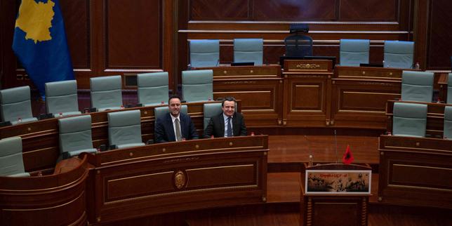 kosovo:-el-parlamento-hace-eco-del-nuevo-presidente,-los-electores-rappeles-aux-urnes