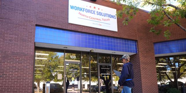 avec-plusieurs-dizaines-de-millers-d’emplois-detruits,-la-sante-de-l’economie-americaine-inquiete