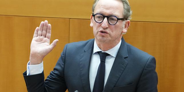 en-belgica,-des-hommes-politiques-qui-ne-parlent-toujours-pas-le-flamand,-la-langue-d’une-grande-partie-de-leurs-administres