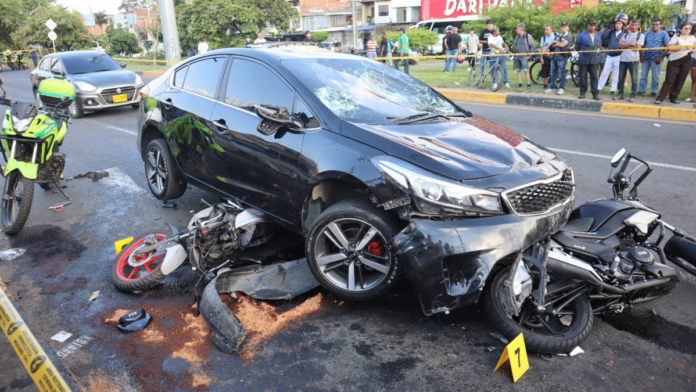 video-muestra-peligrosa-persecucion-en-cali:-fuga-tras-hurto-de-carro-termino-con-cinco-heridos-y-siete-vehiculos-danados