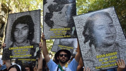 argentina-insto-a-marchar-con-fotos-de-desaparecidos-en-el-50-aniversario-del-golpe