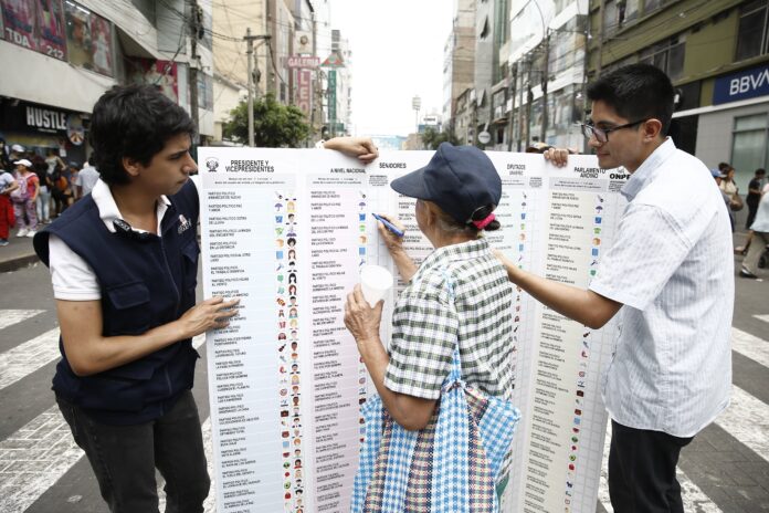 elecciones-2026:-el-comercio-y-la-onpe-realizan-campana-informativa-para-que-los-ciudadanos-practiquen-como-votar