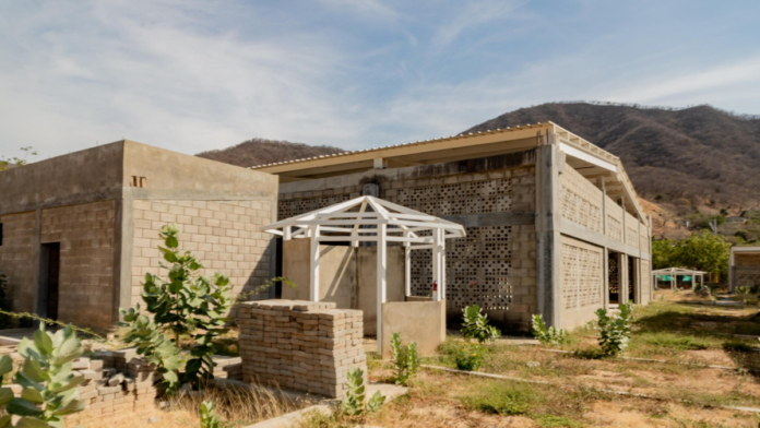 gobernacion-del-magdalena-y-alcaldia-de-santa-marta-enfrentadas-por-terminar-o-demoler-megacolegio,-hoy-convertido-en-elefante-blanco-en-taganga