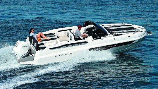 karnic-r8s:-una-embarcacion-familiar-y-deportiva