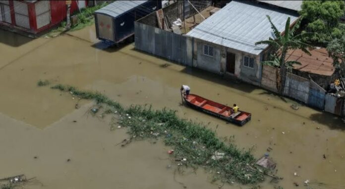 fuertes-lluvias-e-inundaciones-dejaran-tres-muertos-y-millas-de-afectados-en-ecuador