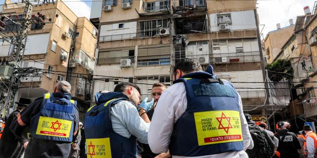 video-guerre-au-moyen-orient:-des-eclats-de-misiles-iraniens-ont-fait-trois-blesses-et-endommage-plusieurs-sites