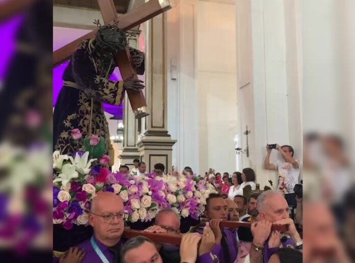 bajada-del-nazareno-de-san-pablo:-sus-fieles-lo-recibieron-para-dar-inicio-a-festividades-religiosas