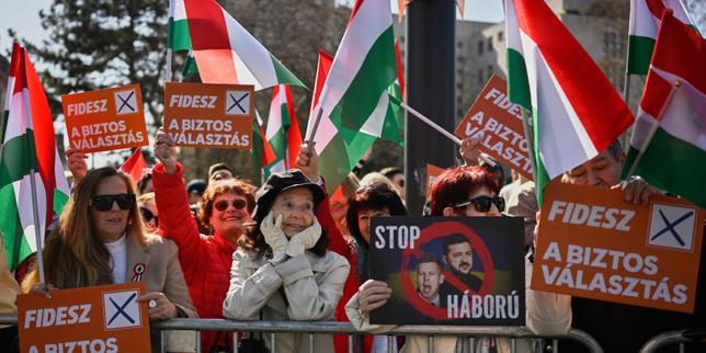 en-hongrie,-los-partidarios-de-viktor-orban-y-la-oposicion-miden-sus-fuerzas-en-las-calles-de-budapest-delante-de-los-legislativos.