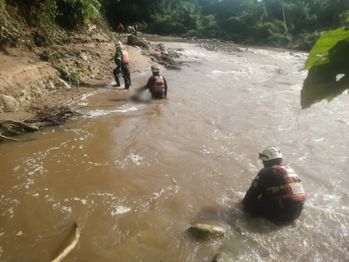 rescatistas-de-santa-cruz-dos-cuerpos-en-medio-de-palizadas