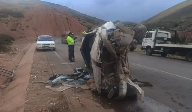 un-vehiculo-se-vuelca-en-potosi-y-deja-al-menos-cinco-heridos