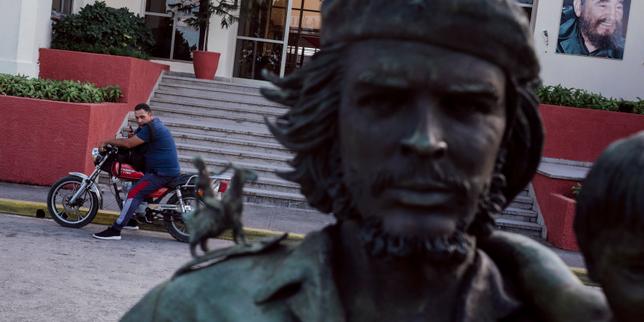 a-cuba,-el-discreto-reportaje-del-fotografo-lucien-lung:-«-on-sent-aujourd’hui-que-l’espoir-n’est-plus-du-tout-le-meme-»