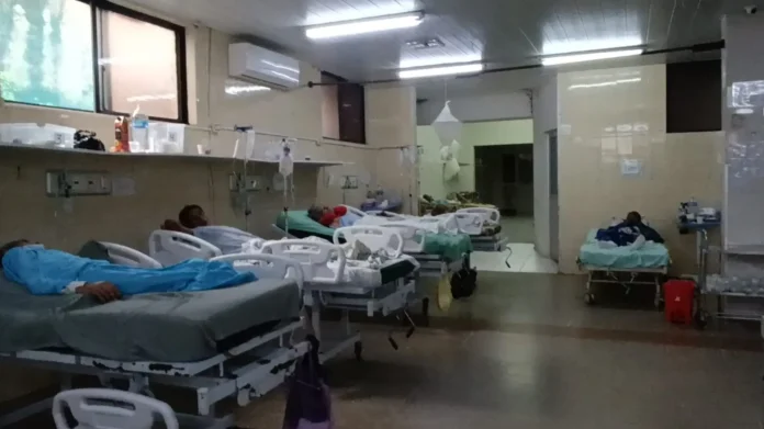 san-juan-de-dios:-colapso-deja-a-pacientes-en-los-pasillos