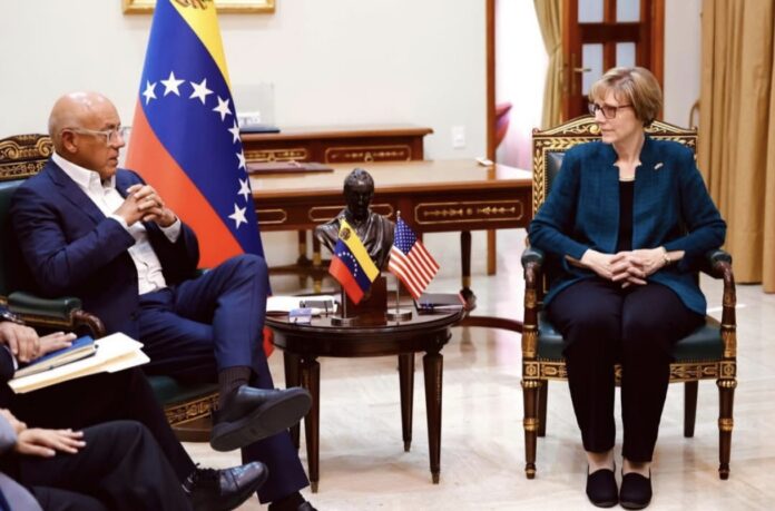 la-encargada-de-negocios-y-senadores-estadounidenses-visitan-el-parlamento-venezolano:-lo-que-se-sabe