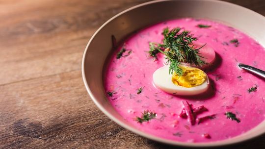 un-exotico-y-ludico-festival-celebra-a-la-sopa-rosa-de-lituania