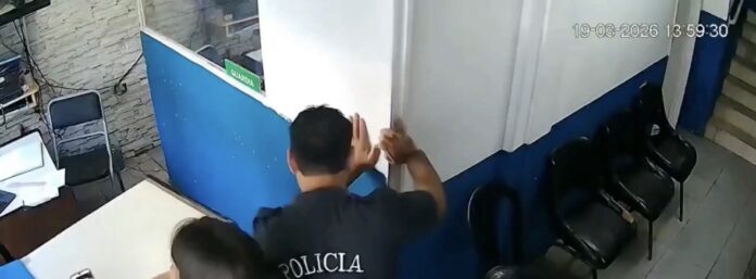 fue-a-realizar-una-denuncia-y-la-policia-se-nego-a-tomarle-la-misma-y-la-golpe