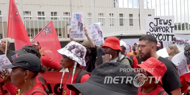 en-afrique-du-sud,-des-millers-de-personnes-defilent-«-en-defensa-de-la-soberania-»,-despues-de-los-meses-de-pressions-americaines