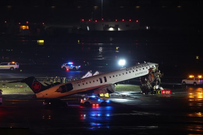 dos-muertos-tras-colision-entre-un-avion-y-un-camion-de-bomberos-en-el-aeropuerto-de-nueva-york
