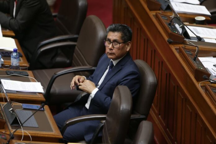 el-congresista-victor-cutipa-usa-un-personal-legislativo-hasta-como-animadores-de-campana.