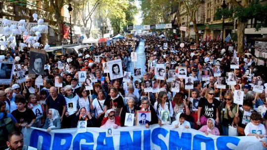 gran-multitud-inunda-la-plaza-de-mayo-para-conmemorar-los-50-anos-del-golpe-de-la-dictadura