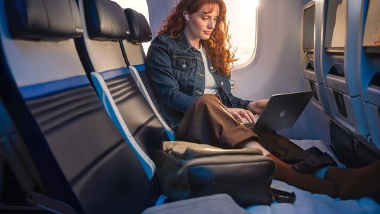 aviones:-en-viajes-largos-se-podran-usar-los-tres-asientos-de-economy-como-cama