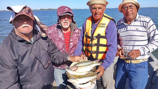 exploto-el-pejerrey-en-lago-del-monte:-piques-furiosos-y-matungos