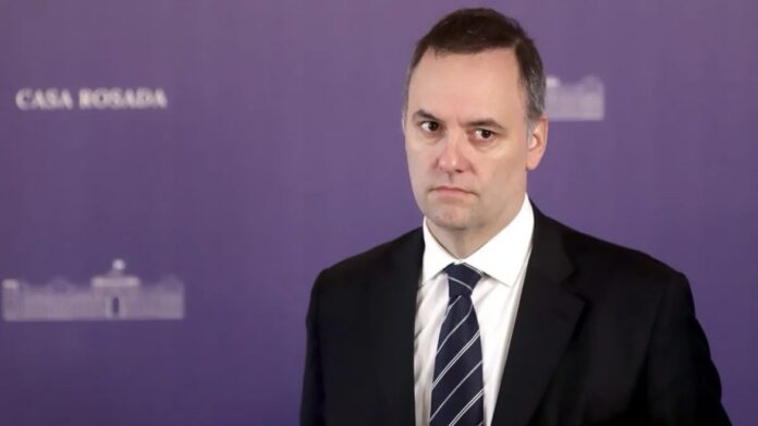 manuel-adorni-termino-abandonando-la-conferencia-de-prensa-tras-un-fuerte-cruce-con-un-periodista