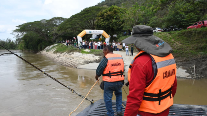 barcaza-caramanta:-asi-funciona-la-ingeniosa-solucion-fluvial-gratuita-y-sin-motor-que-conecta-a-tres-municipios-del-centro-del-valle-del-cauca