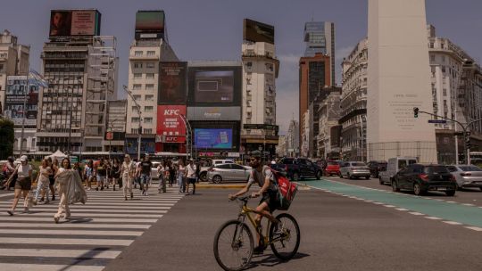 la-lenta-economia-argentina-esta-poniendo-a-prueba-los-recortes-de-gasto-de-milei