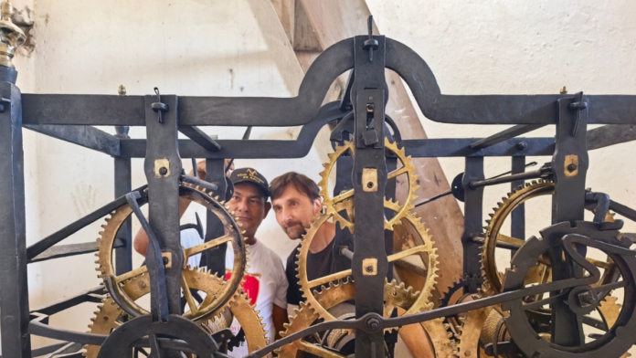 el-aleman-que-llego-a-mompox-para-reparar-los-relojes-gigantes-de-iglesias-y-edificios-emblematicos:-puntual,-volveran-a-sonar-las-campanas.