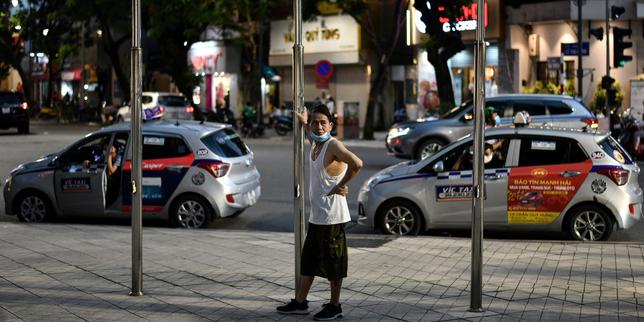 en-vietnam,-la-inquietud-de-los-taxis-de-hanoi-se-enfrenta-al-choc-petrolier-de-la-guerra-en-iran