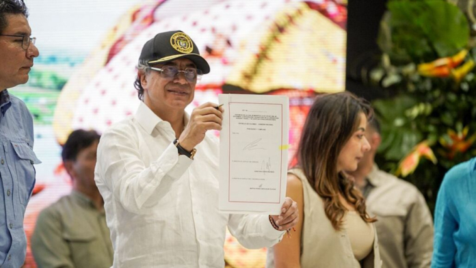 ante-campesinos-afectados-por-inundaciones-en-cerete-(cordoba),-el-presidente-petro-sanciono-la-ley-estatutaria-para-la-jurisdiccion-agraria