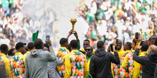 senegal-presenta-el-trofeo-de-la-can-en-el-estadio-de-francia,-antes-de-que-la-diaspora-se-reuna-para-celebrar-los-«seuls-campeones-de-africa»