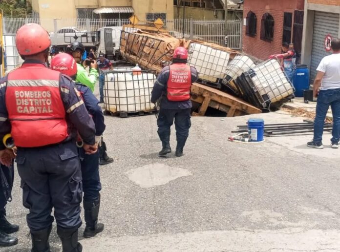 gandola-cayo-en-un-mega-hueco-en-caracas-y-provoco-un-derrame-quimico