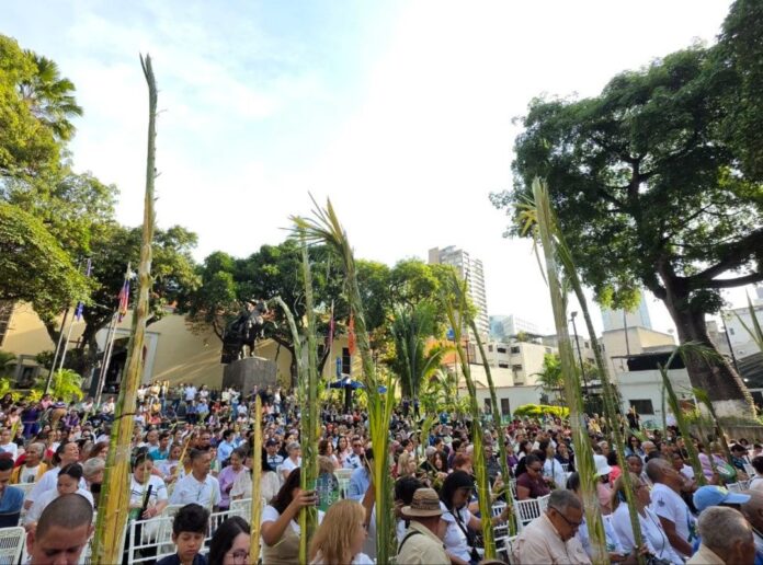chacao-celebro-el-domingo-de-ramos:-cientos-de-fieles-se-concentraron-en-la-plaza-bolivar