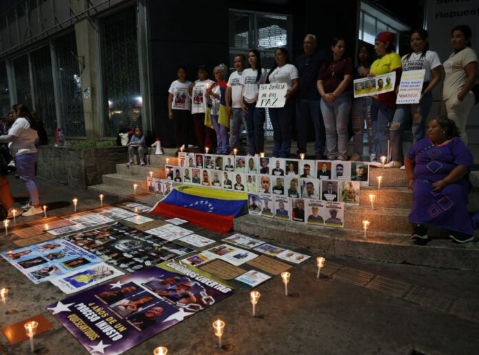 familiares-de-presos-politicos-cumplen-80-dias-de-vigilia-en-las-adyacencias-de-el-helicoide