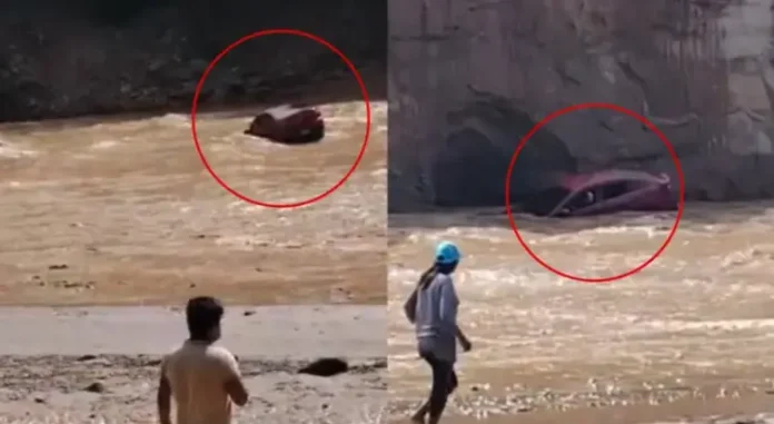 captan-como-un-auto-es-arrastrado-por-el-rio-en-el-torno