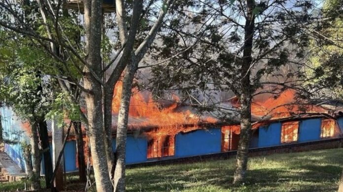 acusan-a-un-chico-de-13-anos-de-incendiar-una-escuela-historica