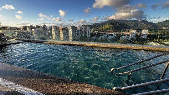 rio-de-janeiro:-el-hotel-en-barra-da-tijuca-elegido-por-los-argentinos-que-es-casi-una-mini-ciudad