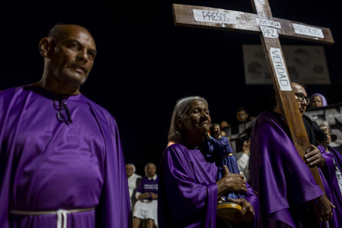 familiares-de-presos-politicos-realizaron-un-viacrucis-en-las-afueras-del-rodeo-i