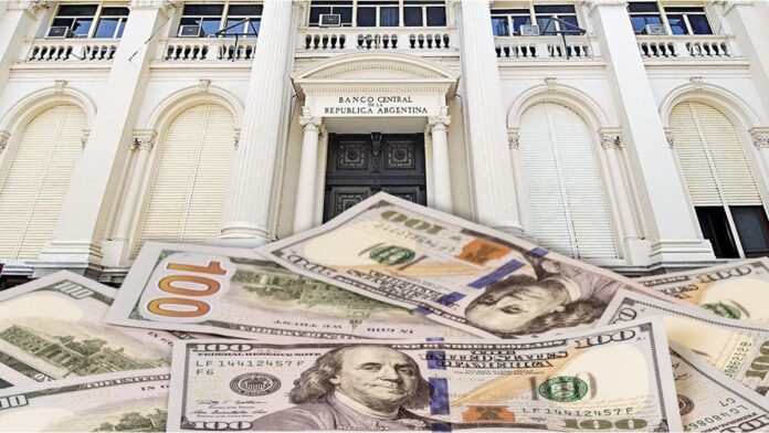 reservas:-el-deficit-de-servicios-cayo-mas-de-20%-en-febrero-y-da-alivio-al-frente-externo