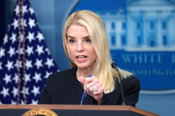 donald-trump-destituyo-a-la-fiscal-general-pam-bondi:-“pasara-ahora-a-un-nuevo-trabajo”